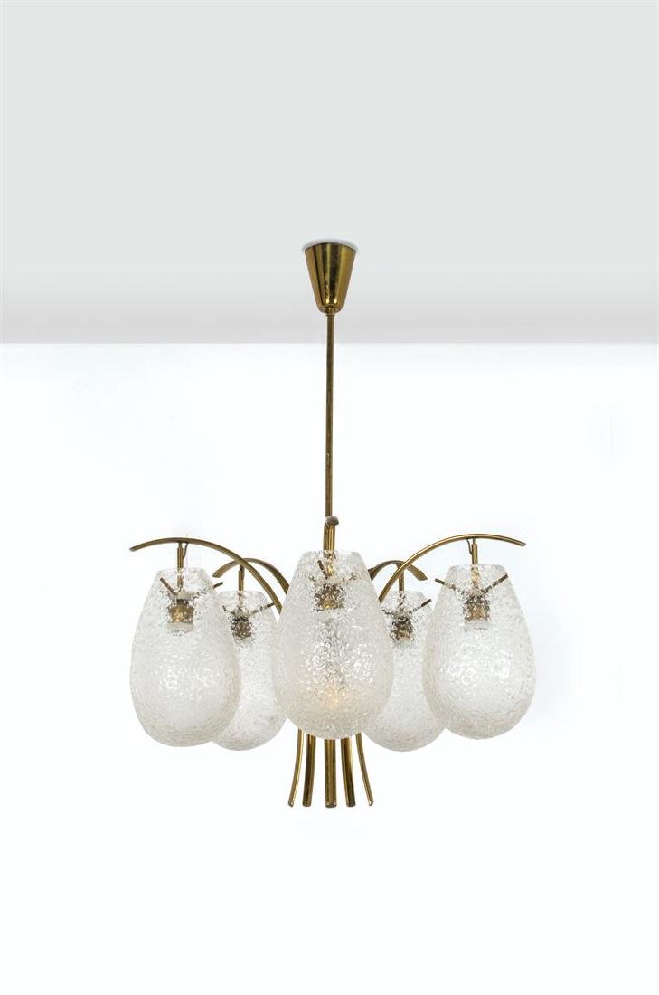 ARREDOLUCE: Lampadario in ottone lucido con cinque diffusori in vetro.Anni '50Marchio del produttoreh cm 76
