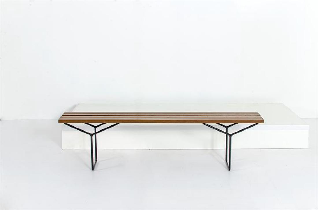 BERTOIA HARRY (nello stile di): Panca in legno di teak, struttura in tondino di ferro. Anni '50 cm 39x114x23