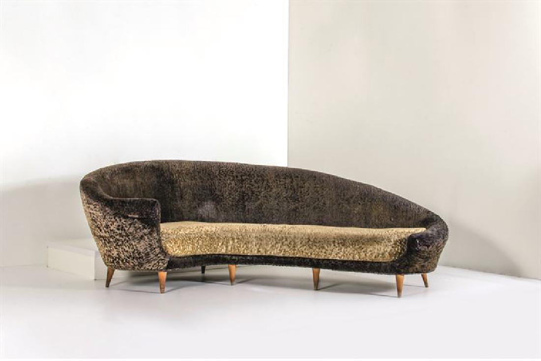 MUNARI FEDERICO: Divano curvo con imbottitura rivestita in tessuto, gambe coniche in legno.Anni '50cm 84x230x100