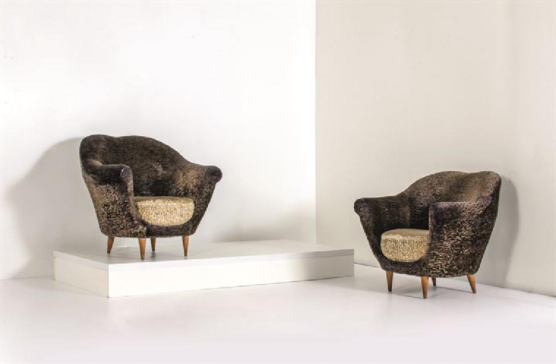 MUNARI FEDERICO: Coppia di poltrone con imbottitura rivestita in tessuto, gambe coniche in legno.Anni '50cm 79x85x73