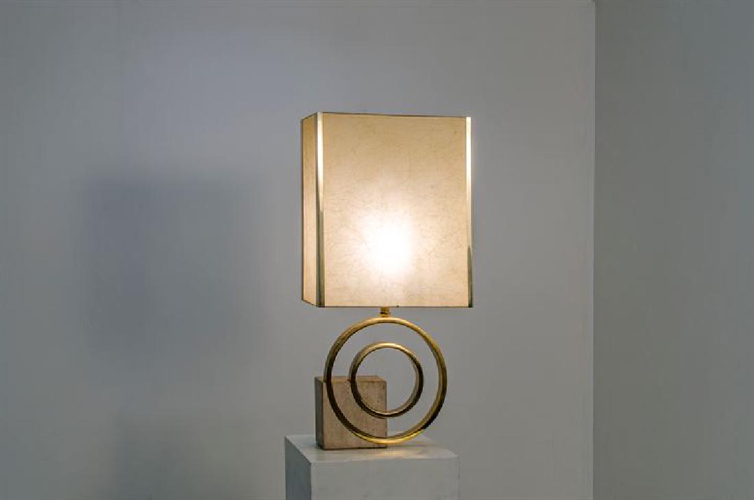 PRODUZIONE ITALIANA: Lampada da tavolo con base in travertino e ottone lucido. Anni '70 h cm 89
