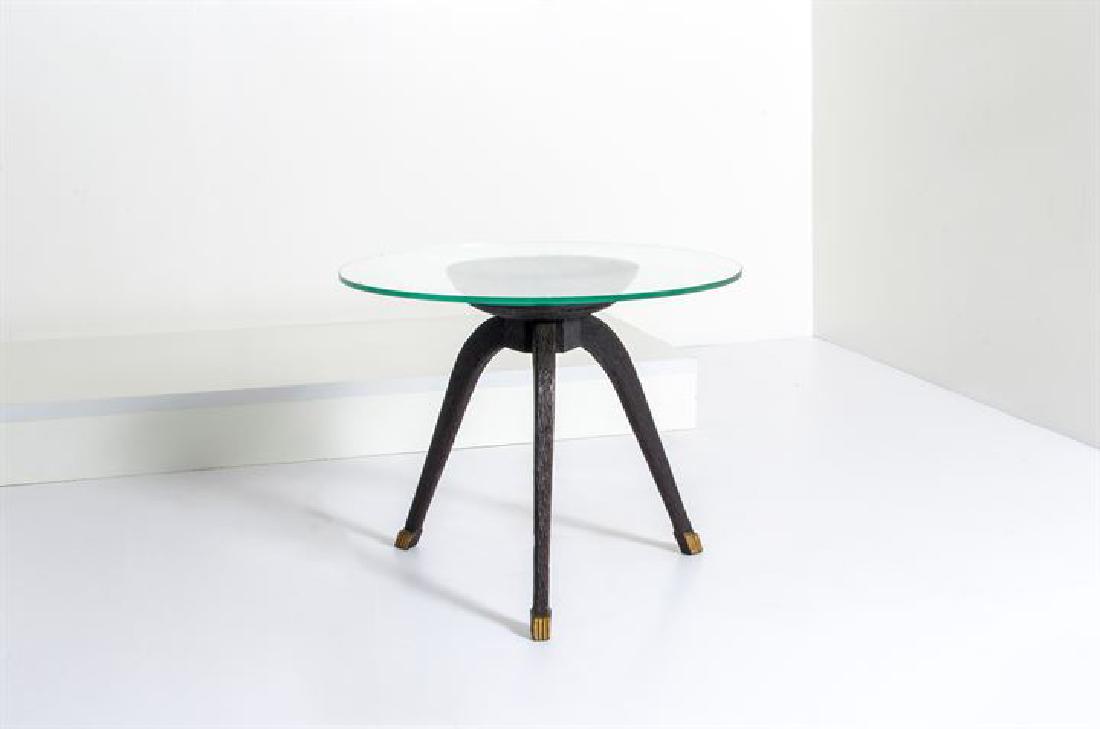 PRODUZIONE ITALIANA: Tavolino in legno zigrinato e piano in vetro temperato. Anni '40 cm 65x80