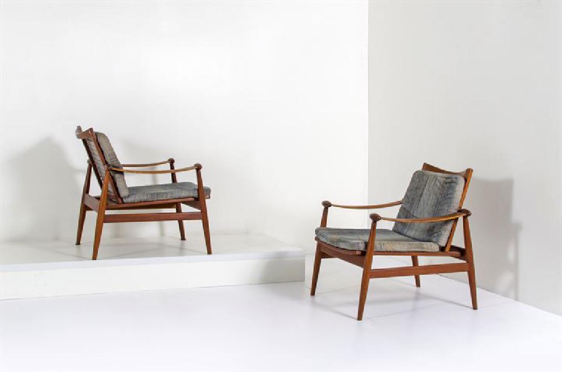 FINN JUHL_x000D_ Coppia di poltrone mod. DF133: Legno di teak con sostegni elastici a sostegno dei cuscini imbottiti rivestiti in tessuto. Prod. France & Son anni '50 cm 77x74x70