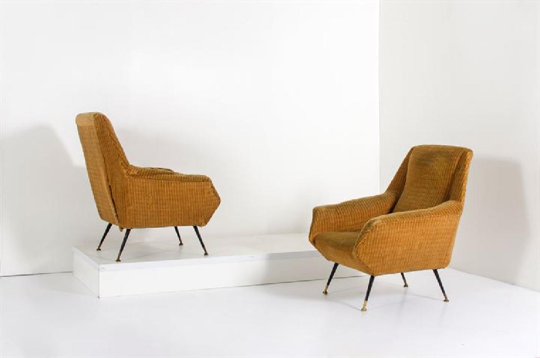 PRODUZIONE ITALIANA: Coppia di poltrone con imbottitura rivestita in tessuto, sostegni in tondino di metallo verniciato.Anni '50cm 92x89x70