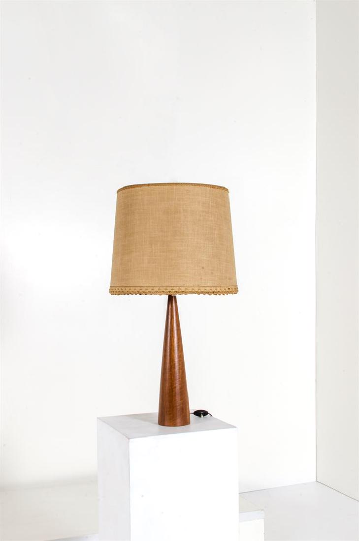 PRODUZIONE DANESE: Lampada da tavolo con fusto in legno di teak, paralume in tessuto. Anni '70 h cm 74