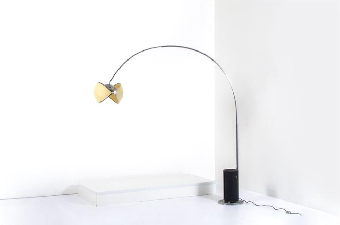 SUPERSTUDIO (attribuito): Lampada da terra in alluminio, metallo verniciato e marmo.Anni '60cm 246x221x43