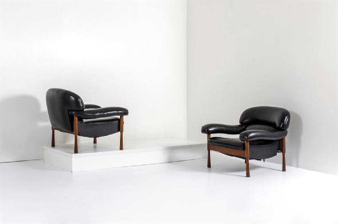 ELAM: Coppia di poltrone con struttura in legno di palissandro, imbottitura rivestita in pelle. Anni '60 cm 76x82x80