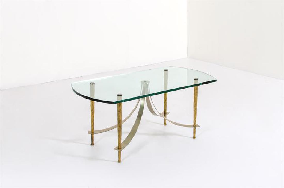 PRODUZIONE ITALIANA: Tavolino con struttura in acciaio satinato, gambe in ottone e piano in vetro. Anni'50 cm 43x100x50