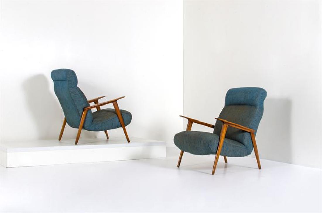 PRODUZIONE ITALIANA: Coppia di poltrone con struttura in legno di ciliegio, imbottitura rivestita in tessuto. Anni '50 cm 87x65x80