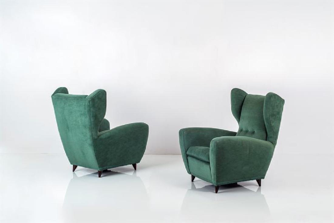 PRODUZIONE ITALIANA: Coppia di poltrone con imbottitura rivestita in tessuto, gambe in legno.Anni '40cm 100x74x80