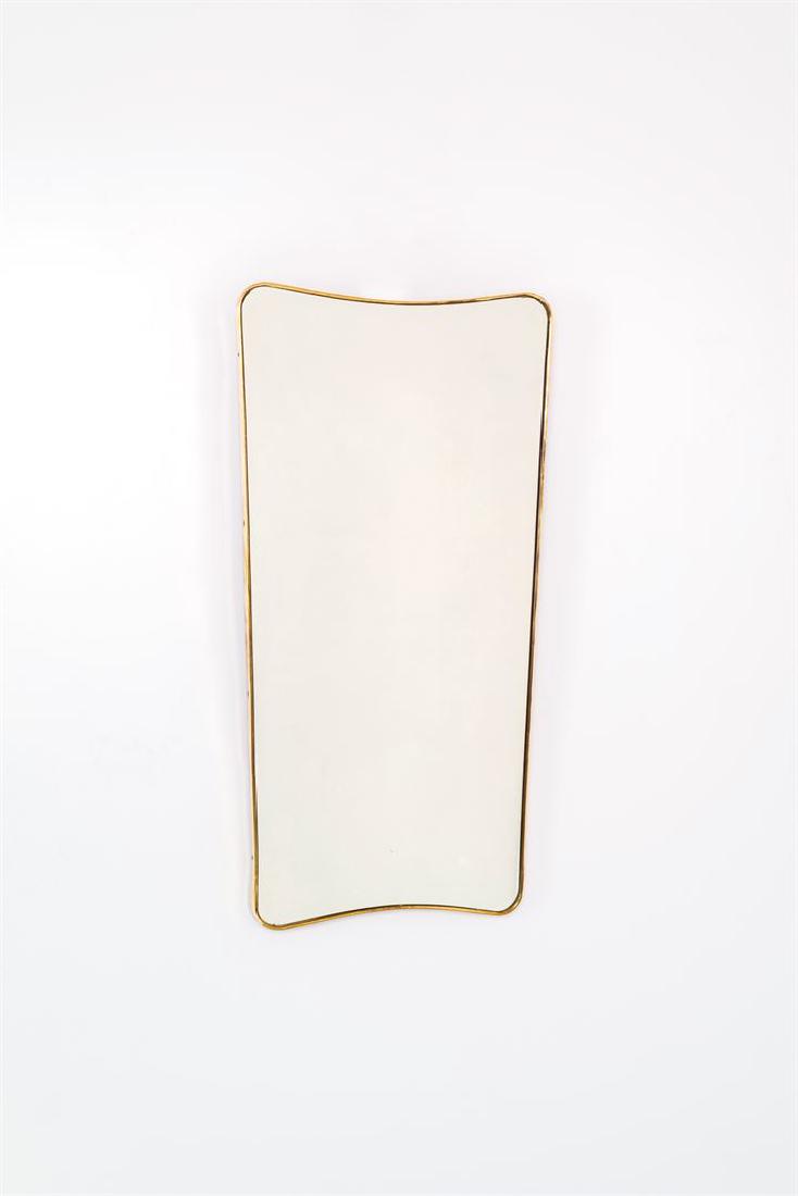 PRODUZIONE ITALIANA: Specchiera con bordo sagomato in ottone. Anni '50 cm 115x58