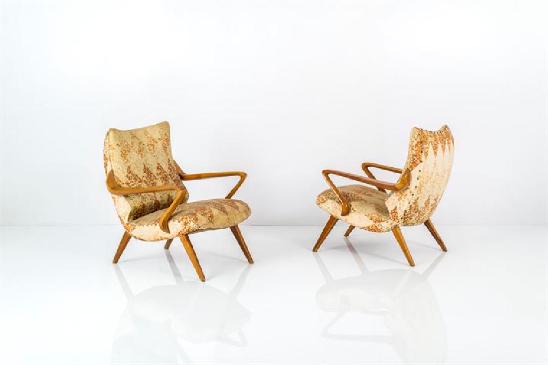 PRODUZIONE ITALIANA: Coppia di poltrone con struttura in legno curvato, imbottitura rivestita in tessuto.Anni '50cm 82x83x64