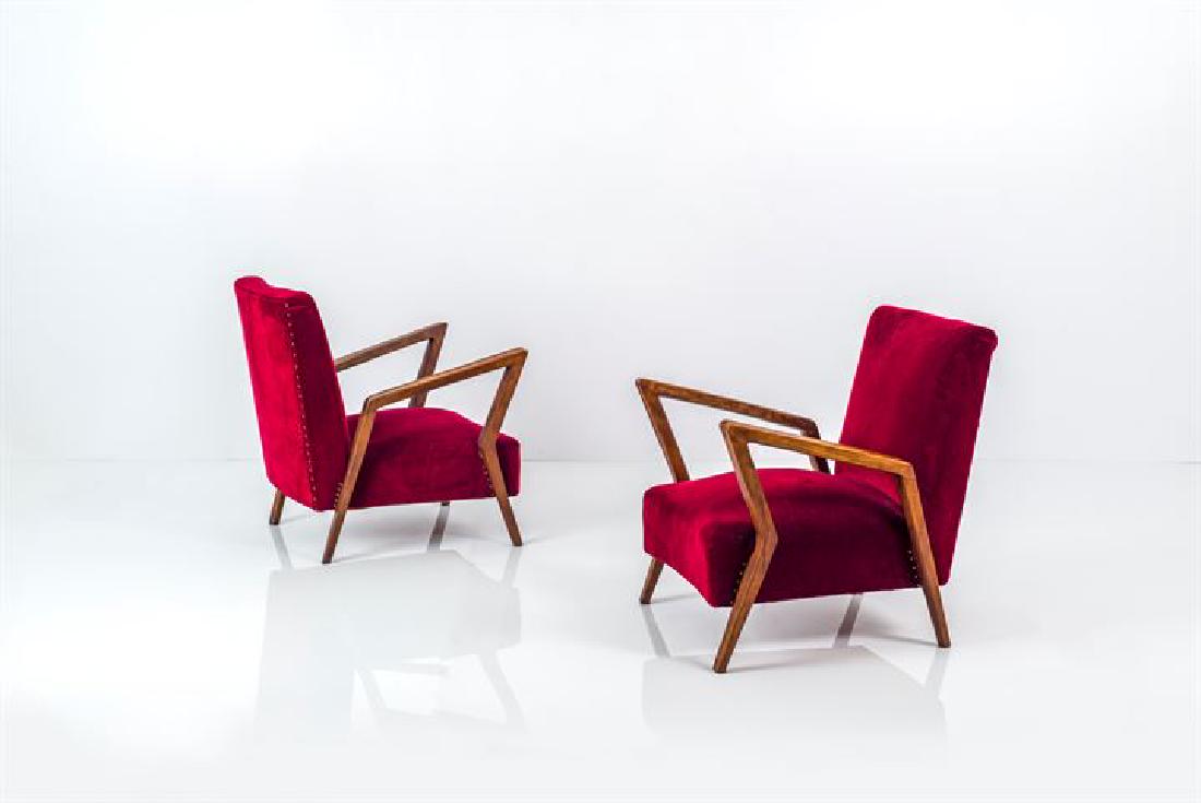 PRODUZIONE ITALIANA: Coppia di poltrone con struttura in legno di noce, imbottitura rivestita in velluto. Anni '50 cm 75x70x68