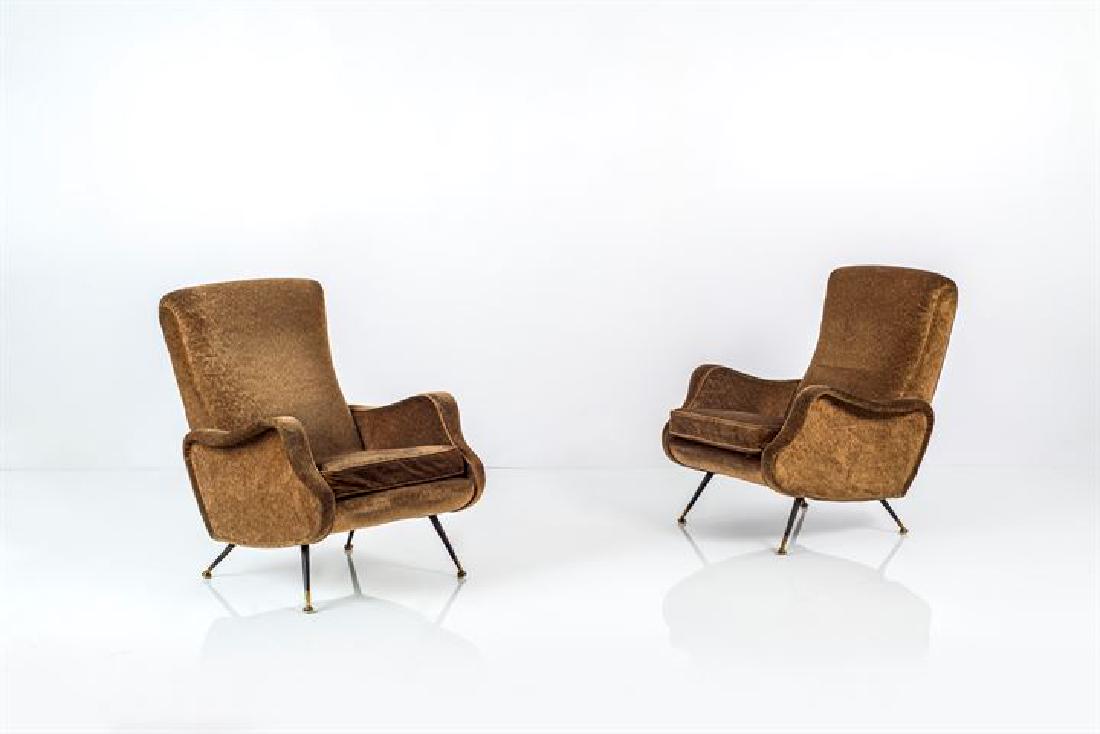 PRODUZIONE ITALIANA: Coppia di poltrone con imbottitura rivestita in velluto, gambe in metallo con terminali in ottone.Anni '50cm 86x78x70