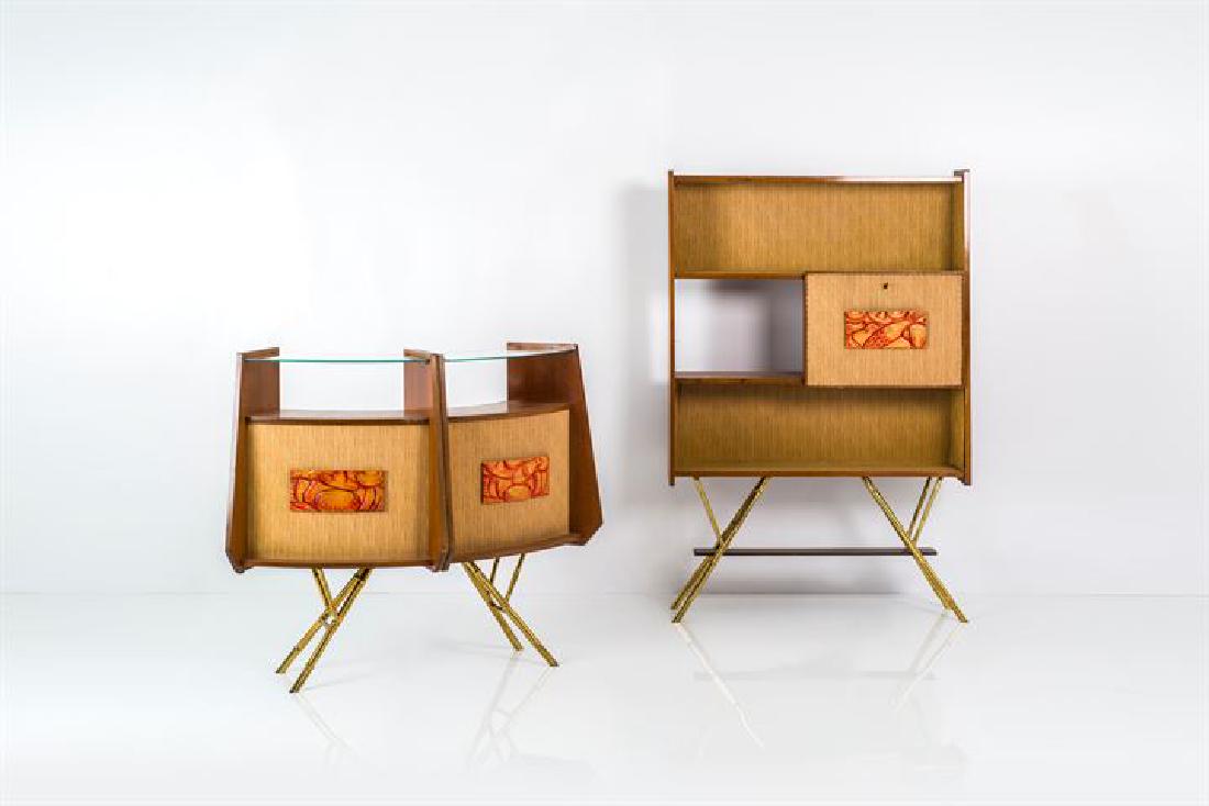 PRODUZIONE ITALIANA: Angolo bar composto da due mobili contenitori in legno di teak con fronte rivestito in paglia e pannello decorativo in legno colorato, sostegni in ottone. Anni '50 rispettivamente cm 113x115x26 e 174x