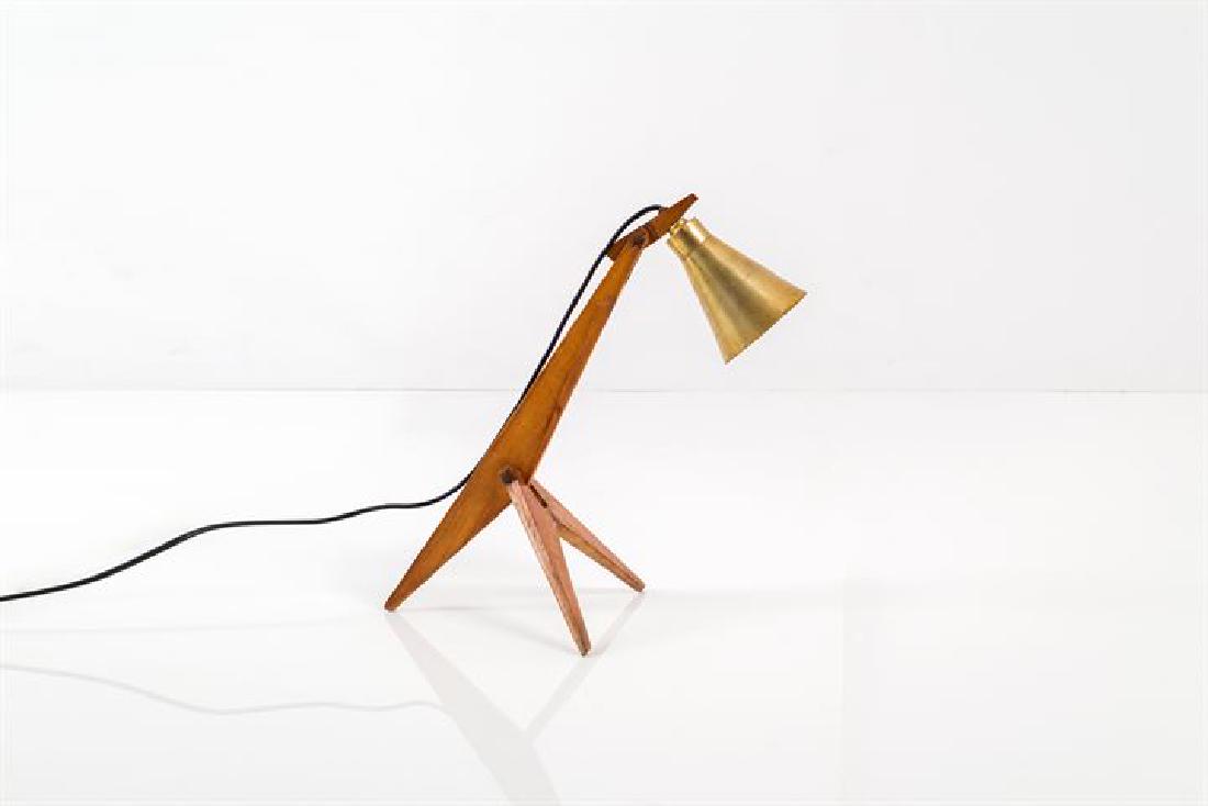 PRODUZIONE ITALIANA: Lampada da tavolo con struttura in legno, diffusore in ottone. Anni '50 lung cm 63, h regolabile