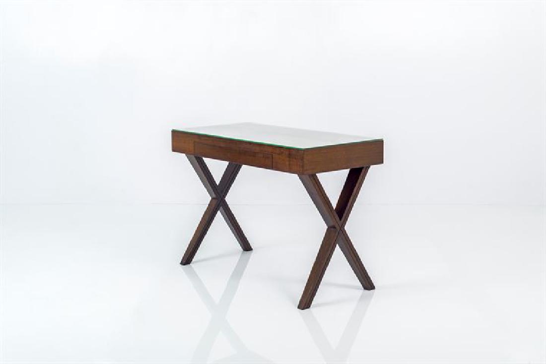 PRODUZIONE ITALIANA: Scrivania in legno di rovere con piano in vetro molato, cassetto centrale. Anni '50 cm 74x100x50,5