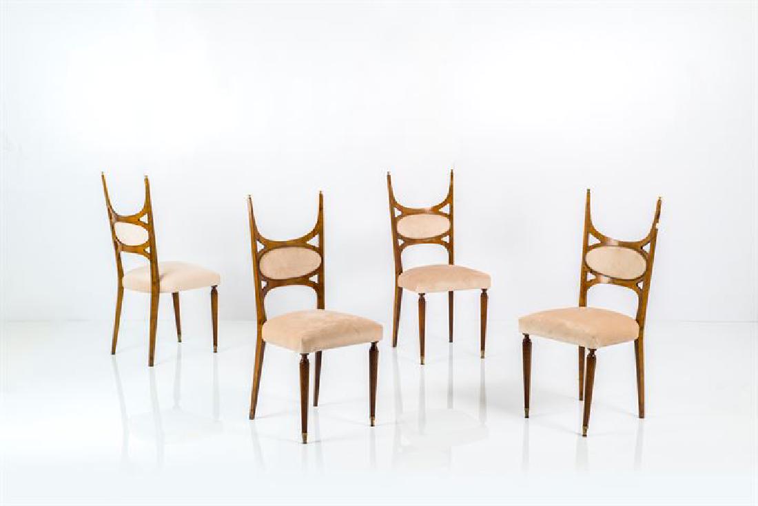 POZZI E VERGA: Quattro sedie con struttura in legno, puntali in ottone, sedili e schienali imbottiti rivestiti in tessuto.Anni '50cm 103x45x45