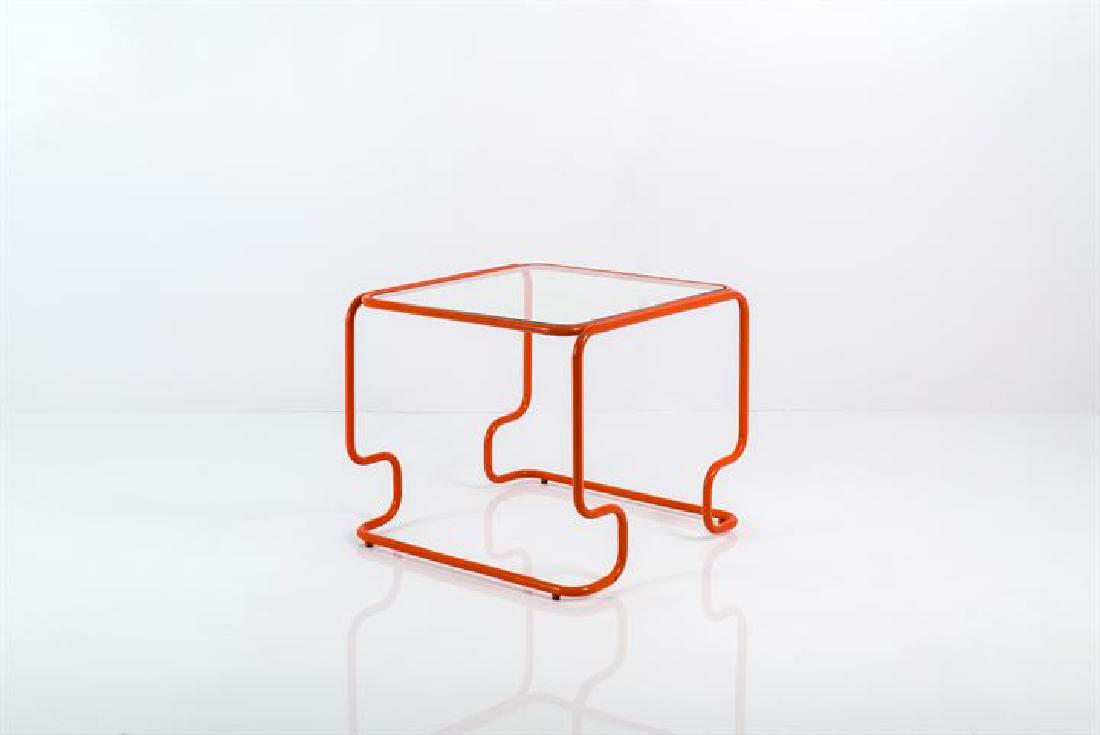 ROSSI D'ALBIZZATE: Tavolo in metallo smaltato, piano in vetro. Anni '70 cm 68x80x80