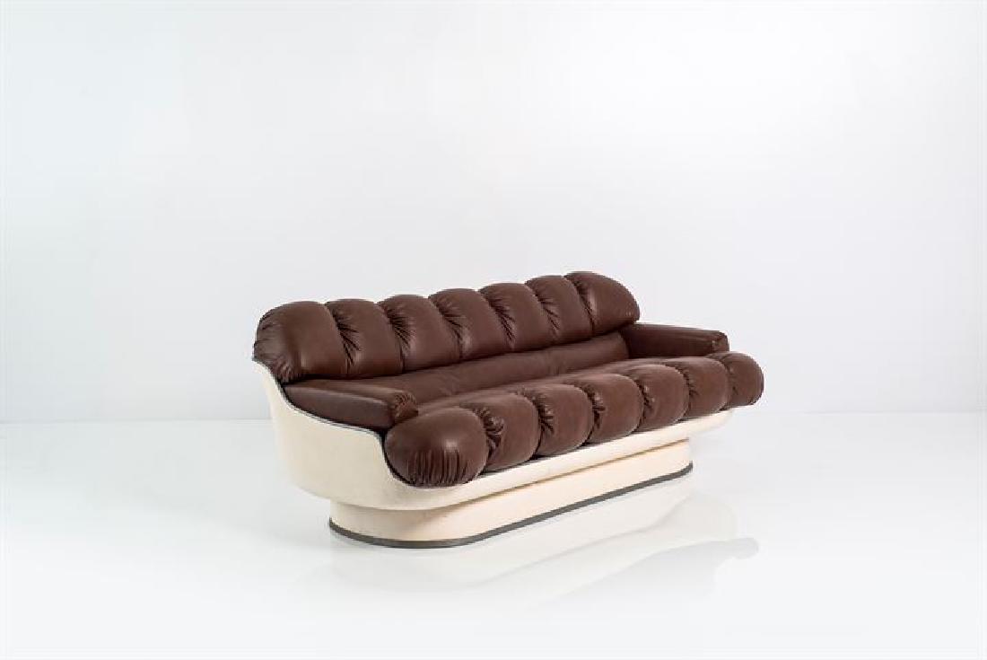 PRODUZIONE ITALIANA: Divano con scocca in fibra di vetro, cuscini imbottiti rivestiti in simil pelle.Anni '60cm 72x200x97