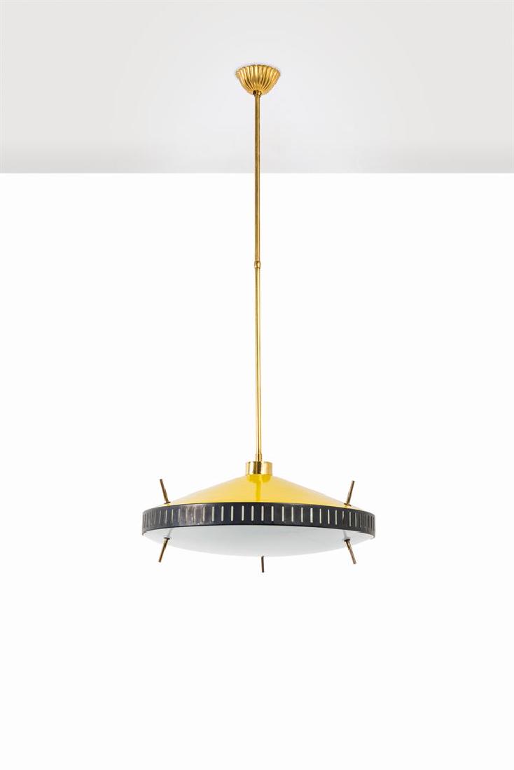 ARREDOLUCE, attribuito: Lampada a sospensione in ottone e metallo verniciato.Anni '50h cm 94