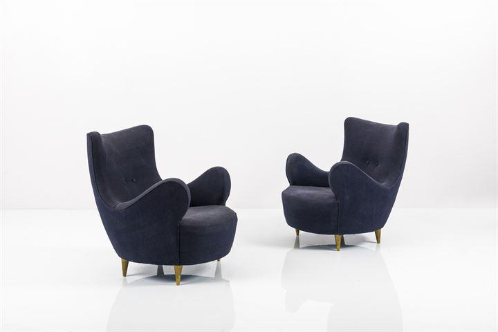 PRODUZIONE ITALIANA: Coppia di poltrone con imbottitura rivestita in tessuto, gambe in legno dorato.Anni '50cm 83x74x85