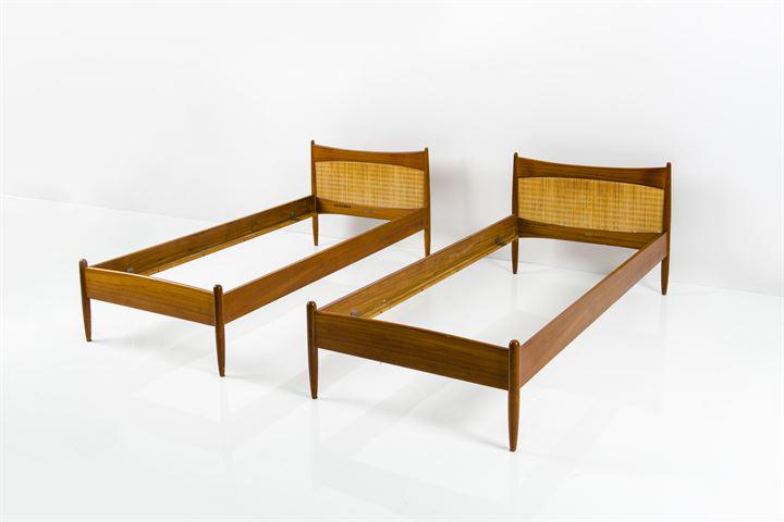 MOGENSEN BORGE: Coppia di letti in legno di teak. Anni '50 cm 74x196x91