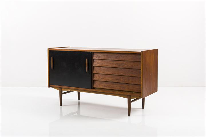 PRODUZIONE DANESE: Sideboard in legno di teak con anta laccata. Anni '50 cm 72x127x45