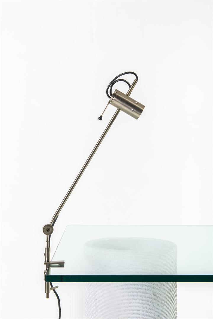 AGNOLI TITO_x000D_ Lampada da tavolo mod. 255: Ottone nichelato e plastica. Prod. Oluce anni '60 estensione cm 50