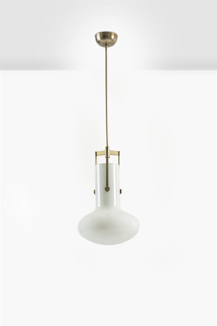 GARDELLA IGNAZIO: Lampada a sospensione un ottone nichelato con diffusore in vetro opalino.Prod. Azucena anni '50cm 98x30