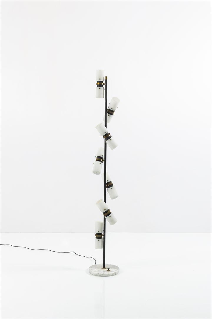 ESPERIA: Lampada da terra in ottone verniciato e ottone lucido, diffusori in vetro satinato, base in marmo.Anni '50h cm 188