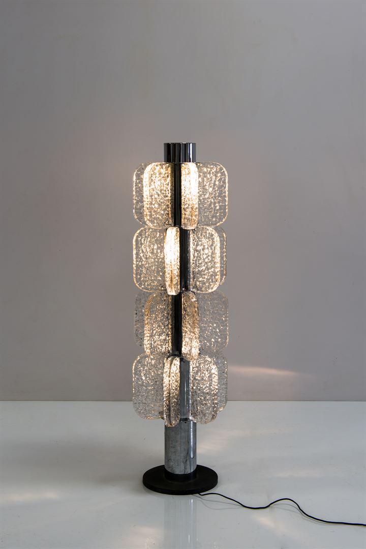 MAZZEGA: Lampada in acciaio cromato e elementi in vetro di forte spessore. Prod. Mazzega anni '70 h cm 130