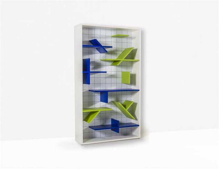 PRODUZIONE ITALIANA: Mobile- libreria in legno laminato con ripiani colorati. Anni '70 cm 186x106x29