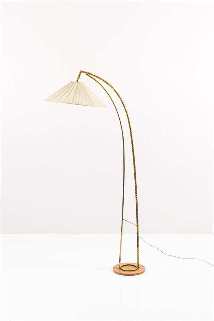 PRODUZIONE ITALIANA: Lampada da terra con struttura in ottone e base in marmo. Anni '50 h cm 180