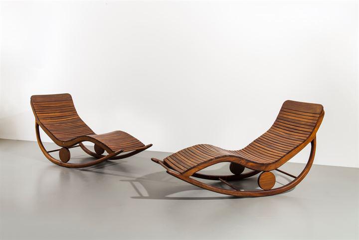 PRODUZIONE ITALIANA: Coppia di chaises longues a dondolo con struttura in legno.Anni '70cm 90x185x67