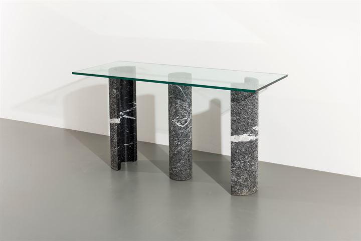 MAURIZIO CASIGLIANI: Console con struttura in blocchi di marmo tornito, piano in vetro.Prod. Casigliani anni '70cm 72x135x55