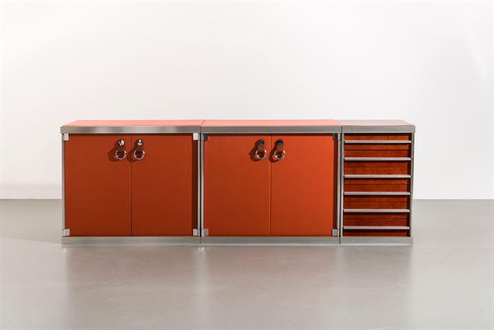 GUIDO FALESCHINI: Credenza composta da tre elementi con struttura rivestita in pelle, profili in acciaio satinato, Prod. Mariani anni '70 cm 85x252x45,5