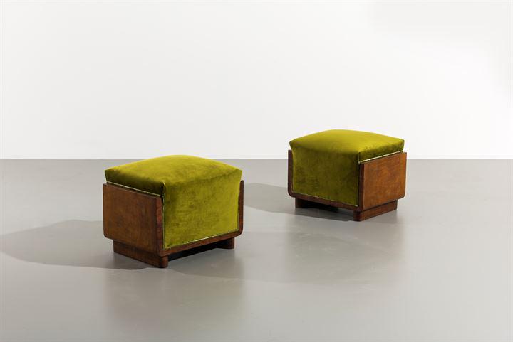 PRODUZIONE ITALIANA: Coppia di sgabelli con struttura in legno e cuscini rivestiti in velluto. Anni '40 cm 35x43x33