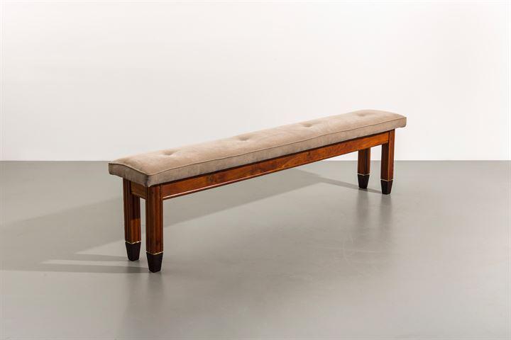 PRODUZIONE ITALIANA: Panca in legno con cuscino imbottito rivestito in tessuto. Anni '50 cm 53x205x35