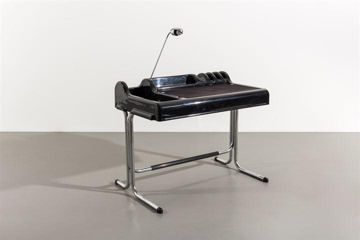 VITTORIO PARIGI, NANNI PRINA_x000D_ Scrittoio mod. Orix: Metallo cromato e plastica, lampada orientabile. Prod. Molteni, 1970 circa.cm 83x103,5x63,5