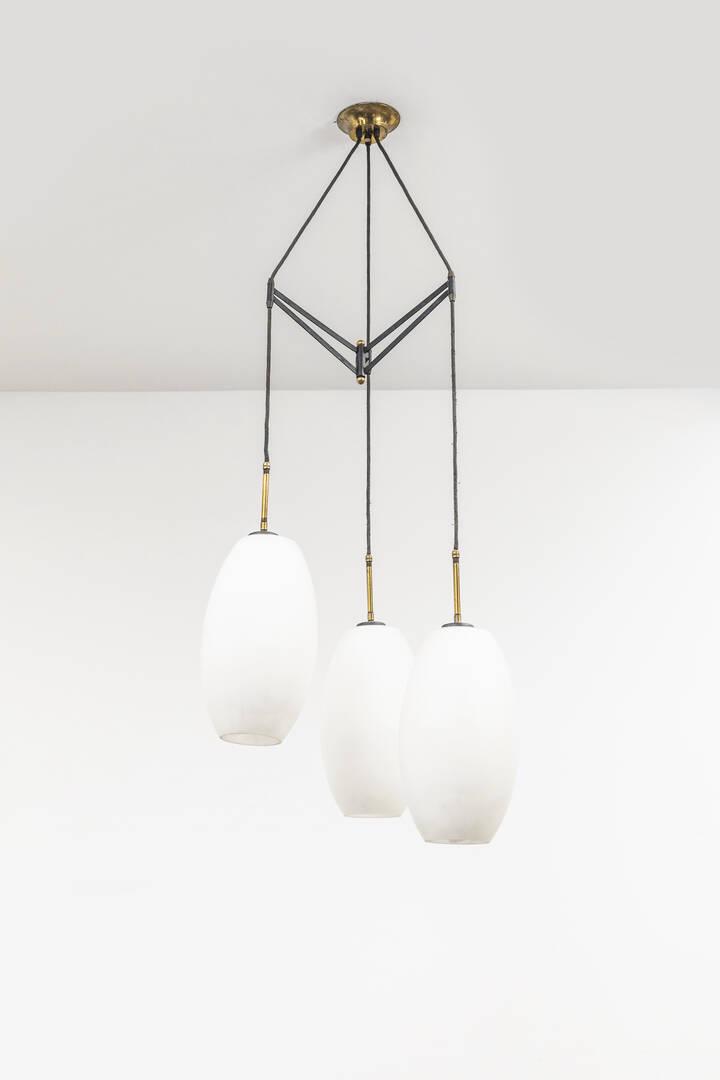 STILNOVO: Lampadario in metallo verniciato, ottone e vetro satinato. Prod. Stilnovo anni '50 cm 125x45