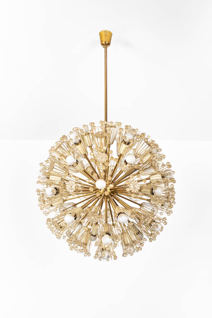 EMILE STAJNER: Lampada a sospensione con struttura in ottone lucido e elementi in vetro. Prod. Rupert Nikoll anni '50 h cm 107, diam. cm 50 circa