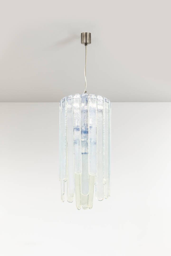 CARLO NASON: Lampadario composto da elementi in vetro iridescente. Anni '70 cm 120x35