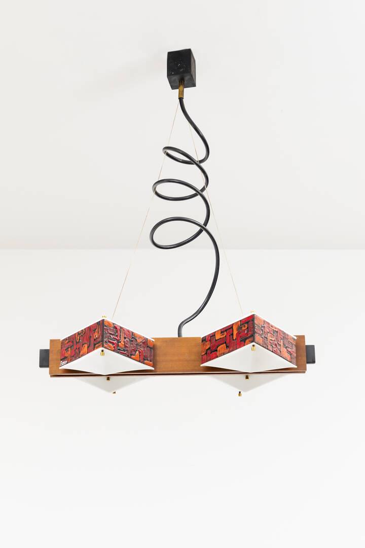 ANGELO BROTTO: Lampada a sospensione legno, metallo verniciato metallo smaltato con diffusori in plexiglas. Prod. Esperia 1970 Marchio del produttore cm 80x61x42