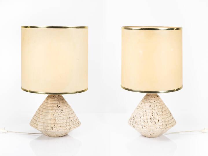 PRODUZIONE ITALIANA: Coppia di lampade in travertino tornito e particolari in ottone, paralume in tessuto. Anni '60 cm 66x41