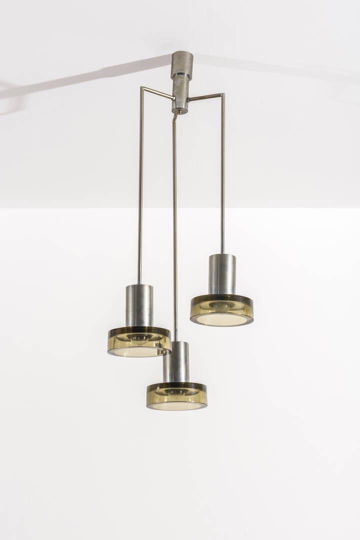SEGUSO: Lampadario con struttura in metallo cromato, tre pendenti in vetro di forte spessore. Anni '70 h cm 92