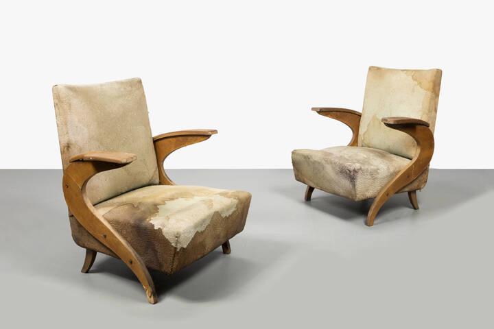 PRODUZIONE ITALIANA: Coppia di poltrone con imbottitura rivestita in tessuto, gambe in legno. Anni '50 cm 85x70,5x65