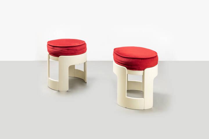SAVINI AUGUSTO: Coppia di sgabelli in legno laccato rivestimenti in velluto. Prod. Pozzi anni '60 cm 48x43