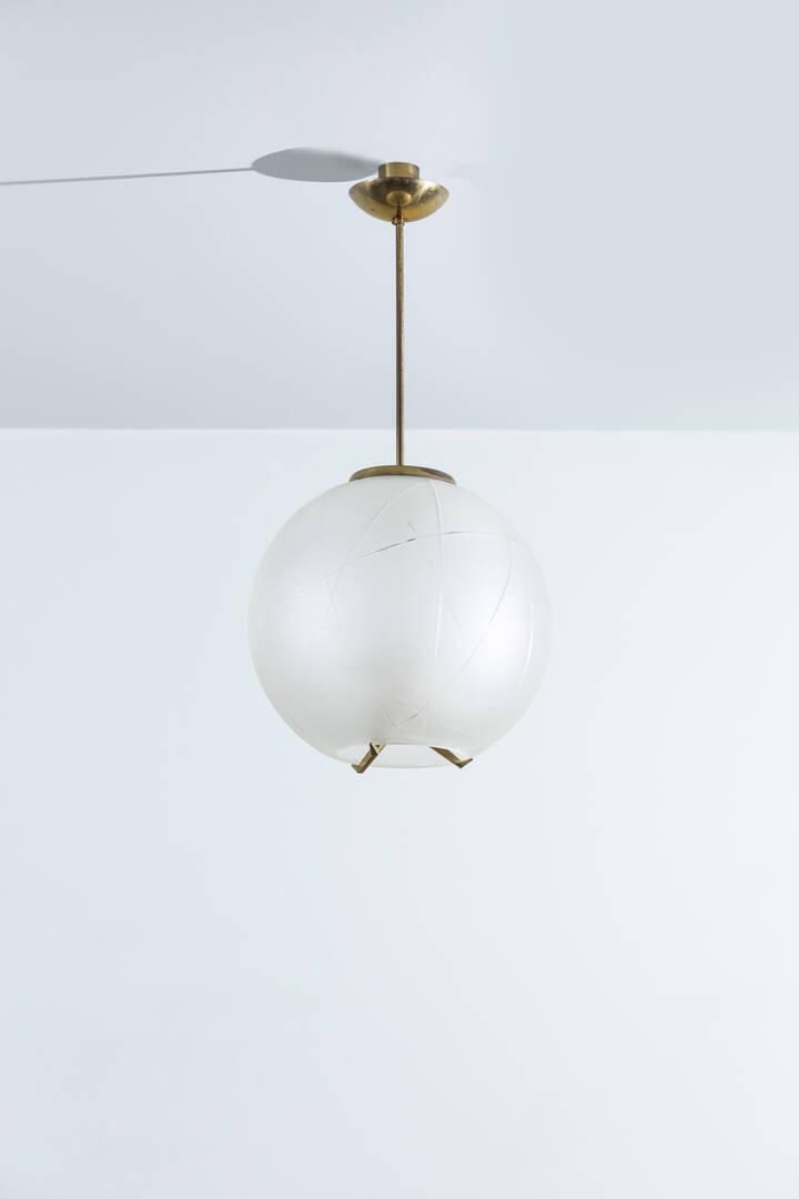 MAX INGRAND: MAX INGRANDLampada a sospensione in ottone, diffusore in cristallo satinato e inciso.Prod. Fontana Arte anni '50Bibl.: Rivista dell'Arredamente n. 49, Dicembre 1958, inserzione pubblicitaria