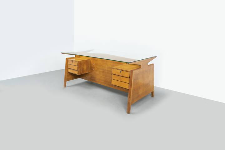 CARLO DE CARLI, RENATO ANGELI, CLAUDIO OLIVERI,: CARLO DE CARLI, RENATO ANGELI, CLAUDIO OLIVERI, attribuitoGrande scrivania da centro legno e cristallo molato.1942cm 80,5x178x93BIbl.: R. Aloi, l'Arredamento moderno, Milano 1949, tav. 451 (modello si